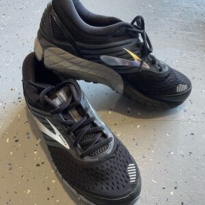 Brooks Beast 18 mens running shoes 11.5